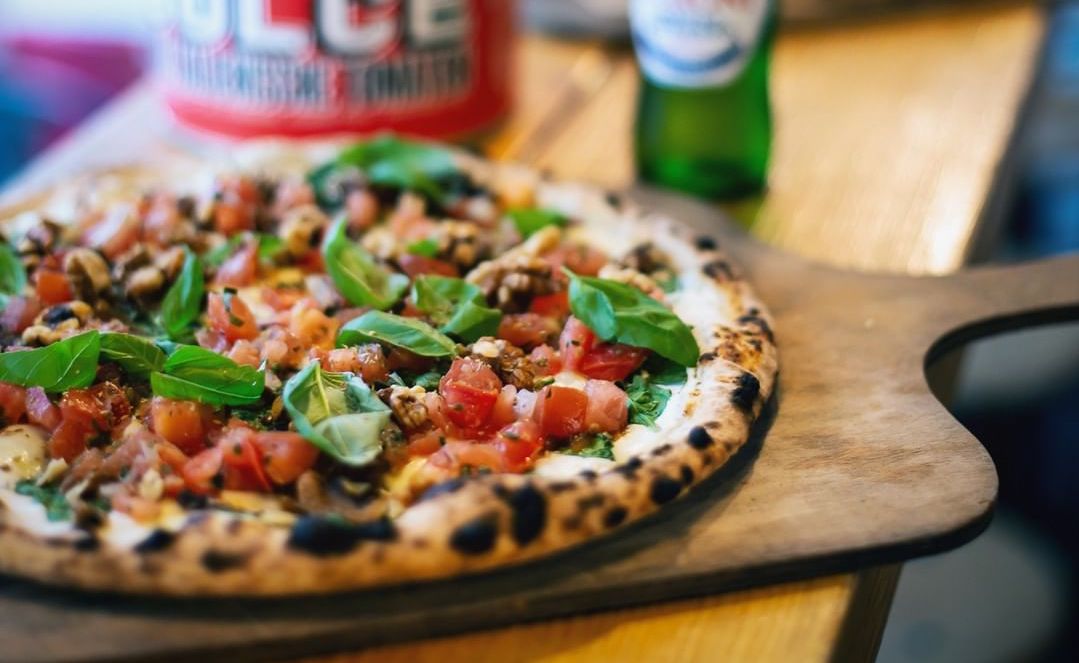 MehrkornteigPizza á la NapoliStyle im NeoNeo Mit Vergnügen Köln