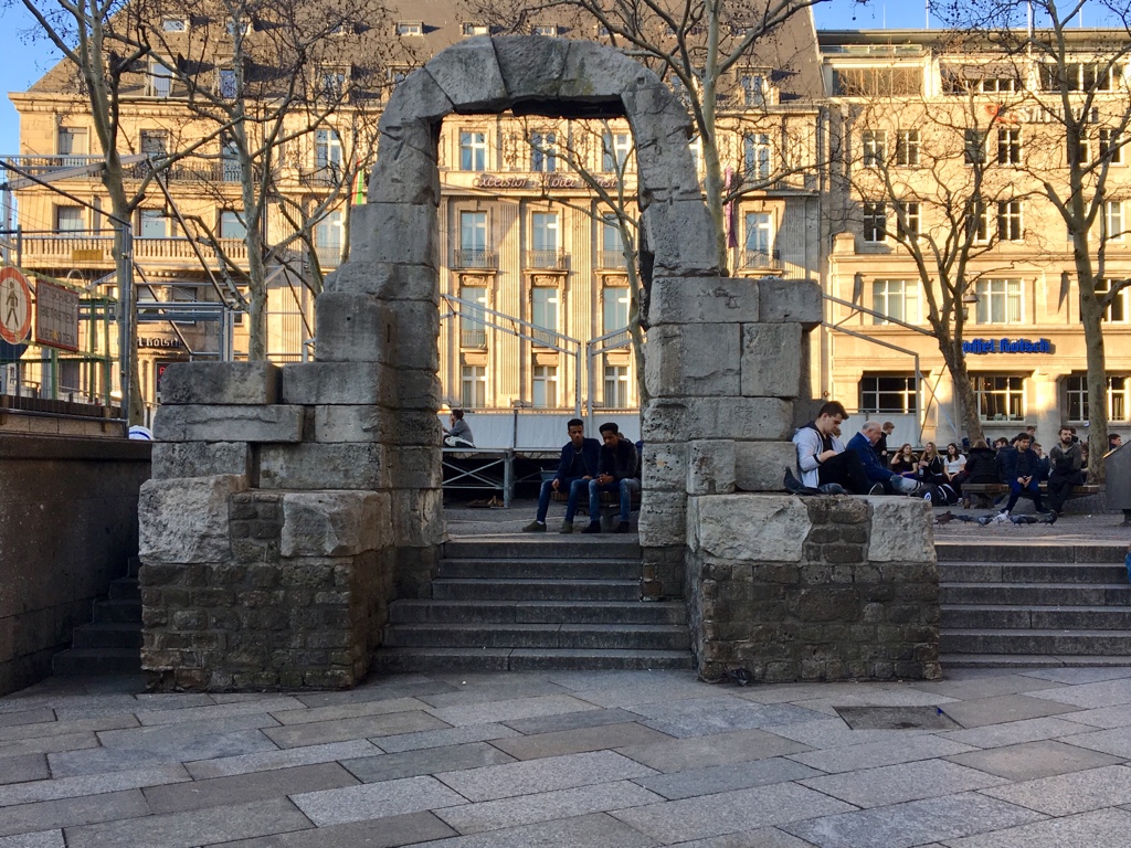 Der Römertorbogen im Schatten des Doms | Mit Vergnügen Köln