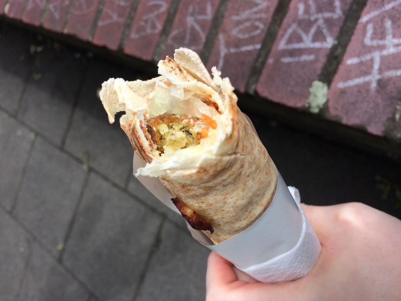 Krosse Falafel-Sandwiches bei Dunya | Mit Vergnügen Köln