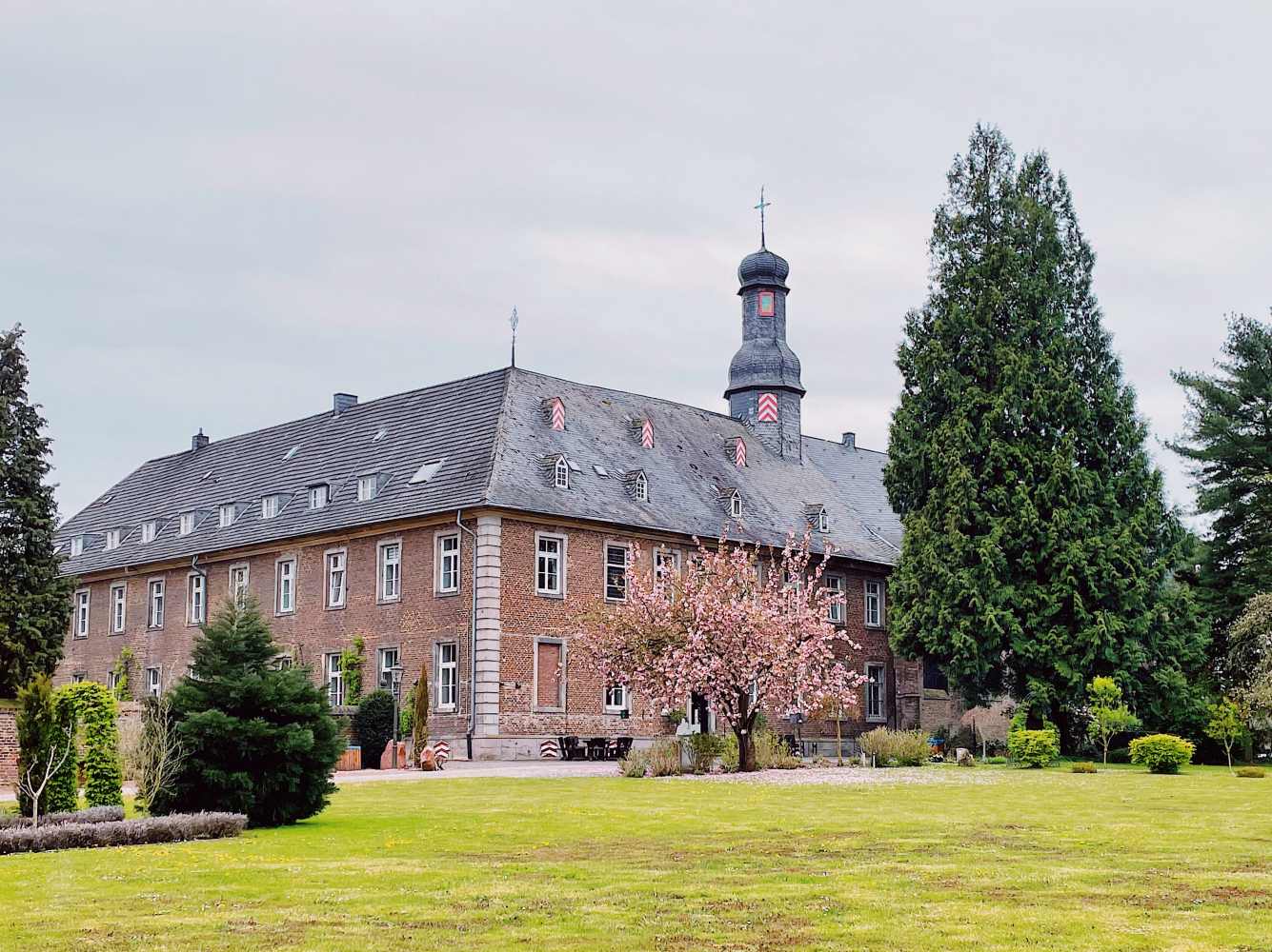 Kaffee und Kuchen im Nikolauskloster in Jüchen | Mit Vergnügen Köln