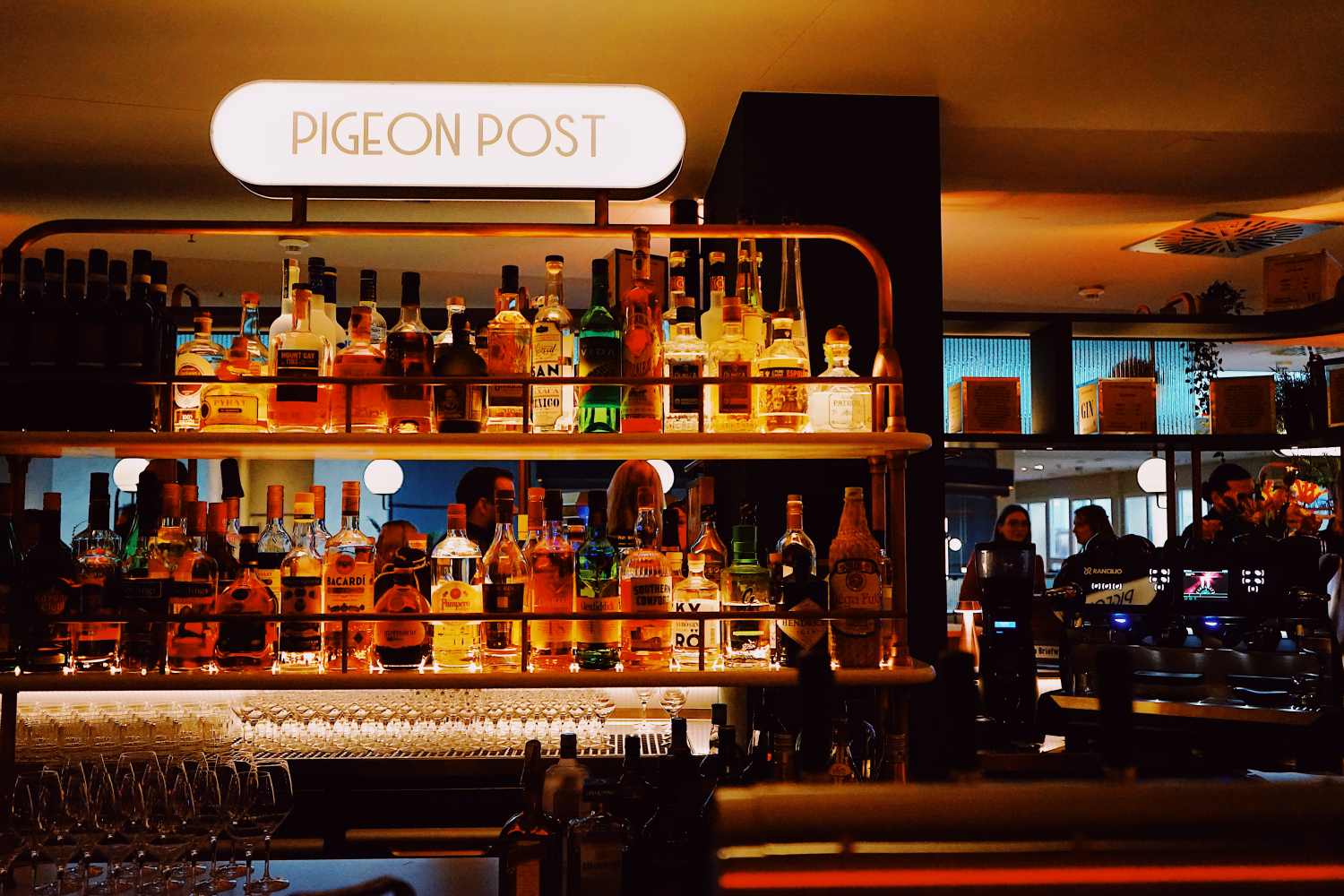 Fancy Drinks im stylishen Fifties-Look in der Pigeon Post Bar | Mit